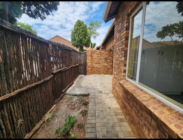 2 BEDROOM TOWNHOUSE FOR SALE IN ALLEN'S NEK